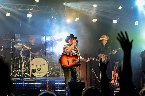 Aaron Watson is performing to sold-out crowds and promoting his album, Vaquero (photo: Joe Watson)