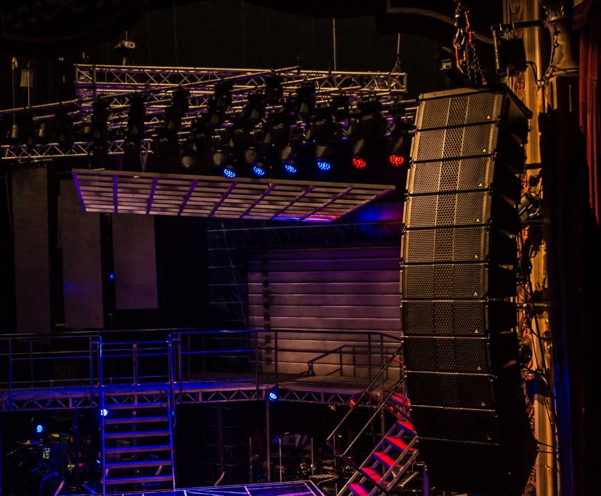 In order to ensure even coverage for every seat in the house, 24 Adamson S10 line array sound speakers where flown left and right of the stage