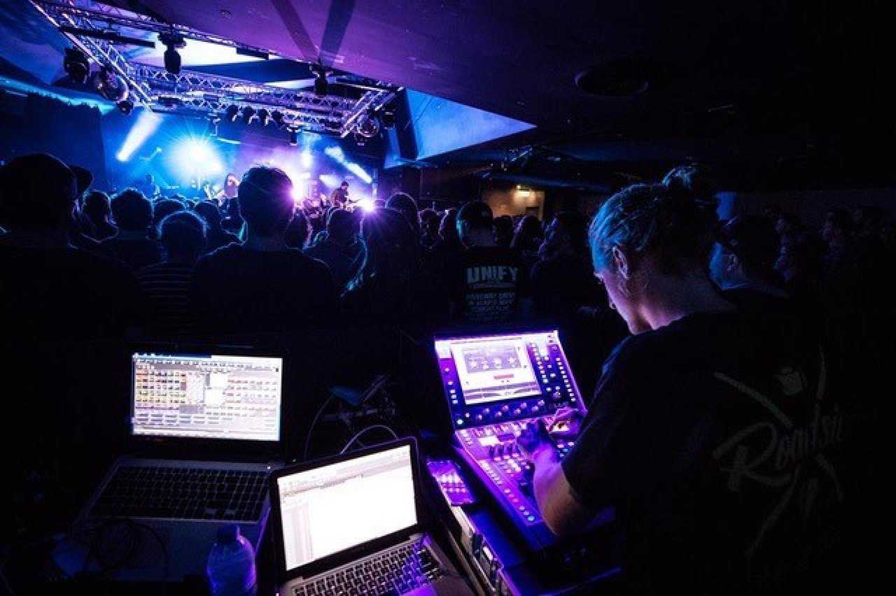 The C1500 Surface and DM48 MixRack manage both FOH & monitors