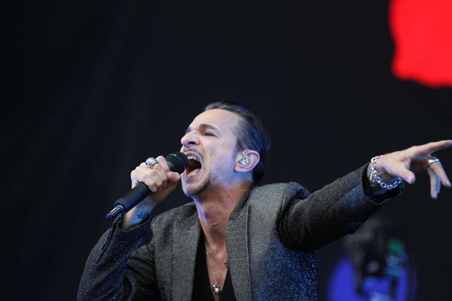 Frontman Dave Gahan uses a TG 1000 handheld transmitter with hypercardioid TG V70w interchangeable capsule