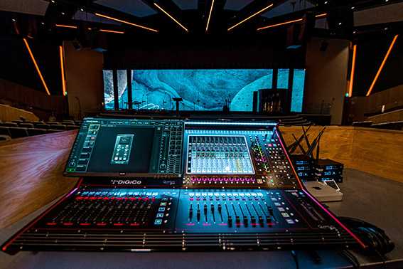 The Quantum 225 is installed at the FOH position