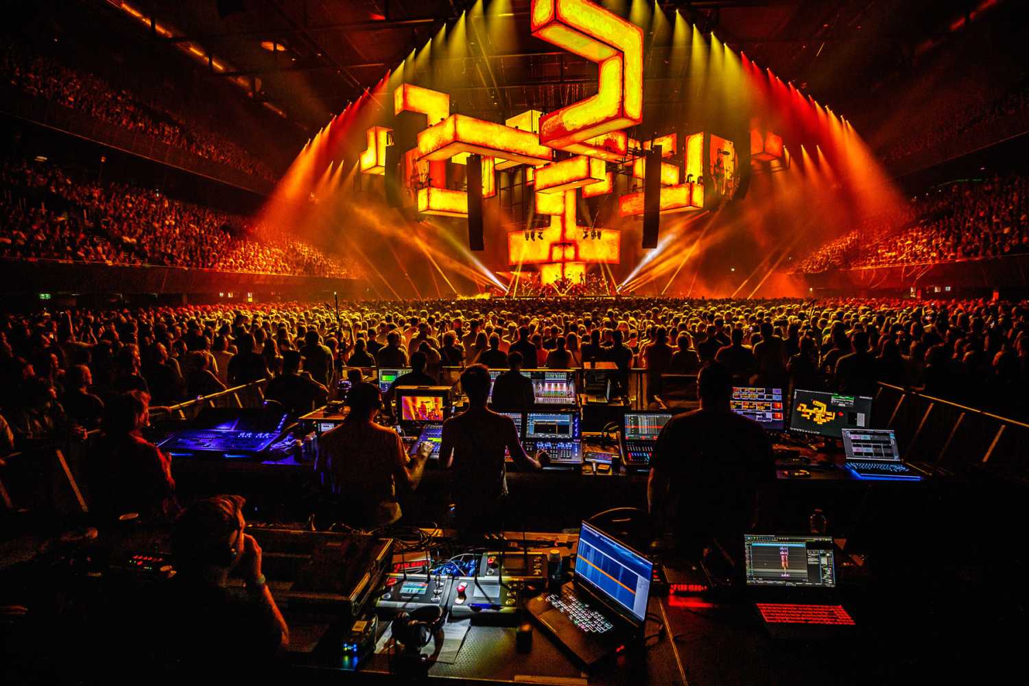 The tightly coordinated show turned the Ziggo Dome into an immersive 3D galaxy of images
