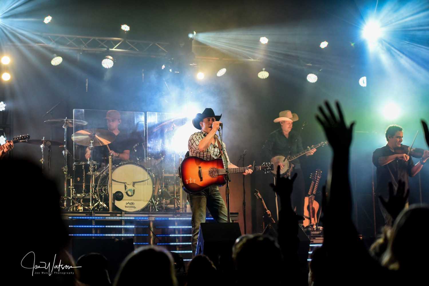 Aaron Watson is performing to sold-out crowds and promoting his album, Vaquero (photo: Joe Watson)