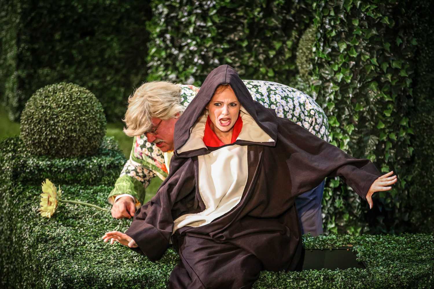The production is staged in the gardens of the 16th century castle (photo: Patrick Smets)
