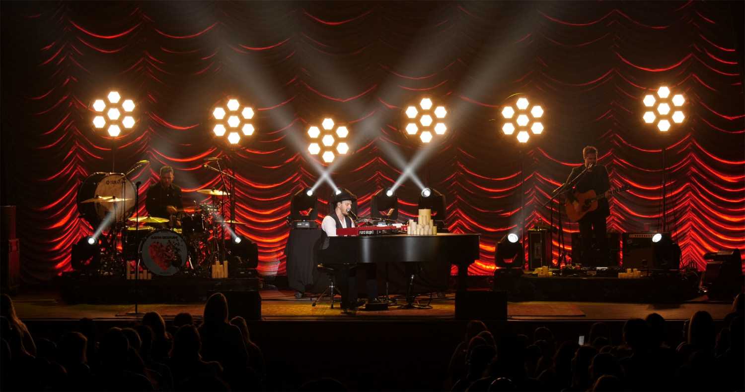 The Gavin DeGraw Tour utilises a three-piece band
