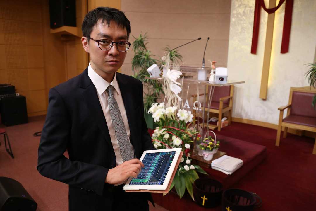 Jongmin Lee with the iPad app