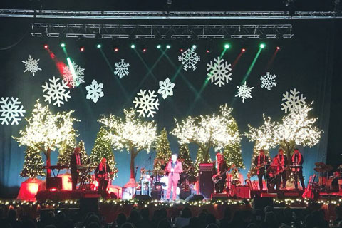 Gilman performed a sentimental holiday show at Providence’s 14,000-seat Dunkin’ Donuts Centre