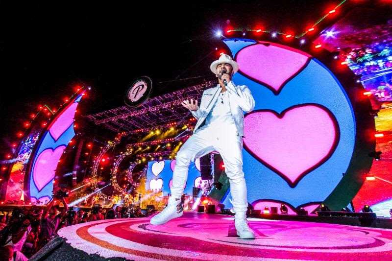 Latin music star Gabriel performed in front of epic LED screens
