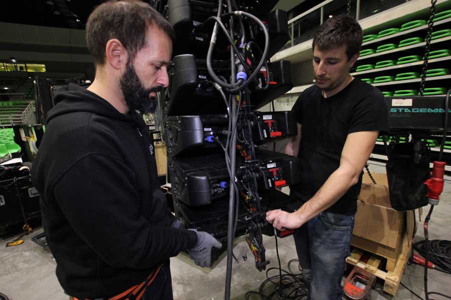 Nexo field engineer Nicolas Poitrenaud (left), rigging STM M28 modules with Espace Concept