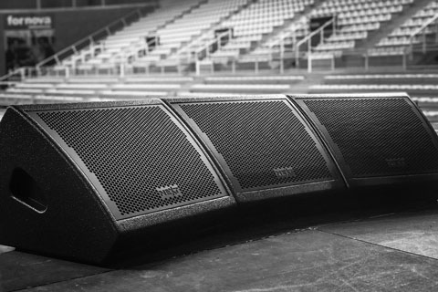The monitoring included 12 active 14” stage monitors