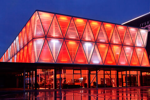 A main highlight of the new visitor foyer is the façade on the outside of the building, lit by Martin