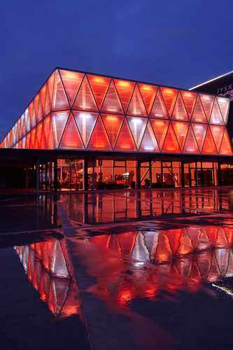 A main highlight of the new visitor foyer is the façade on the outside of the building, lit by Martin