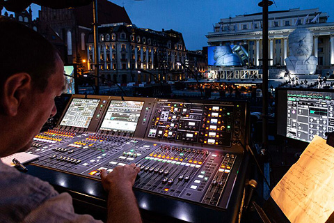 Against the backdrop of the opera house, the massive stage demanded a high-performance PA system
