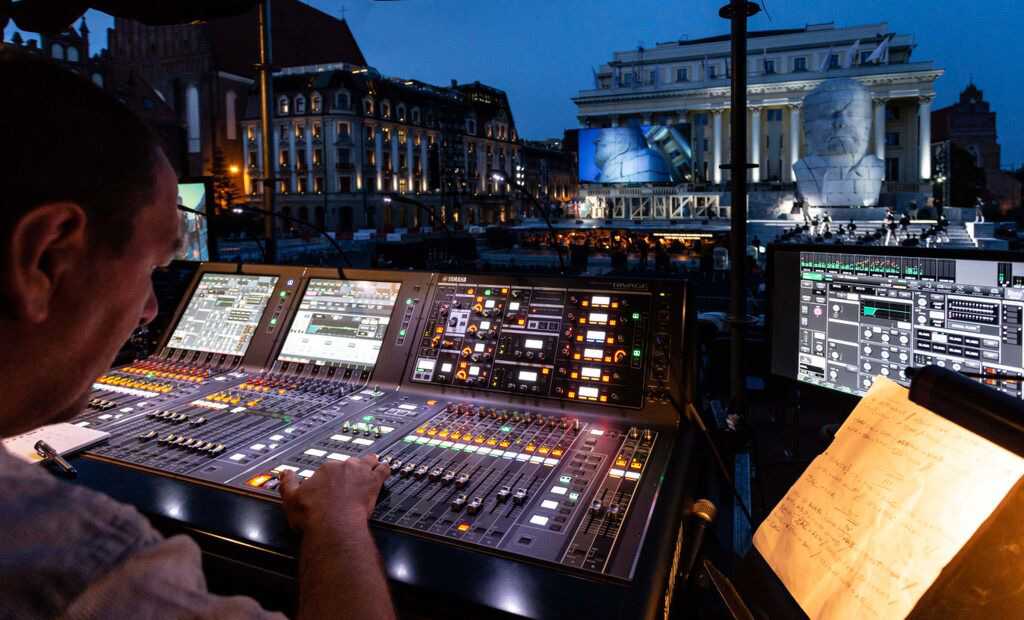 Against the backdrop of the opera house, the massive stage demanded a high-performance PA system