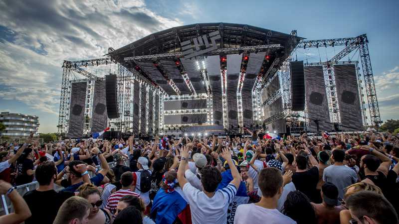 Electrobeach is the country’s largest electronic music festival, featuring more than 100 DJs