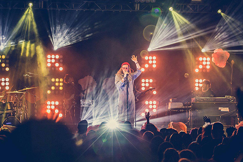 Allen Stone and his band are currently on a 48-city North American tour (photo: Travis Ferkich)