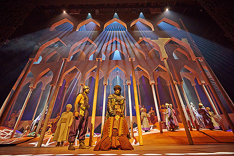 Ayrton Ghibli gobo selection help create a sense of atmosphere, location and dramatic perspective in Teatro Nuevo Apolo’s musical production of El Médico. (Photo: © Nacho Arias)