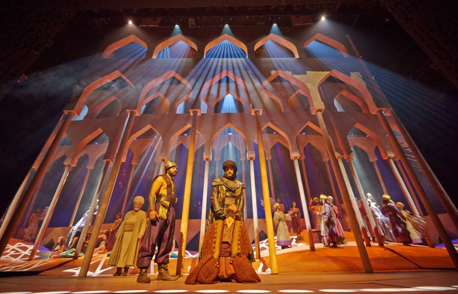 Ayrton Ghibli gobo selection help create a sense of atmosphere, location and dramatic perspective in Teatro Nuevo Apolo’s musical production of El Médico. (Photo: © Nacho Arias)