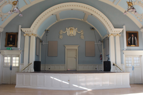 The venue’s arch-roofed, second-floor main hall is a highly reverberant space