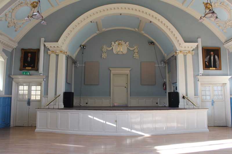 The venue’s arch-roofed, second-floor main hall is a highly reverberant space