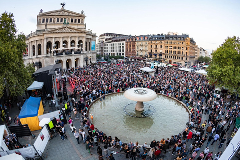 Rock gegen Rechts was staged in Frankfurt’s famed Opernplatz (photo: Frank Rumpenhorst)