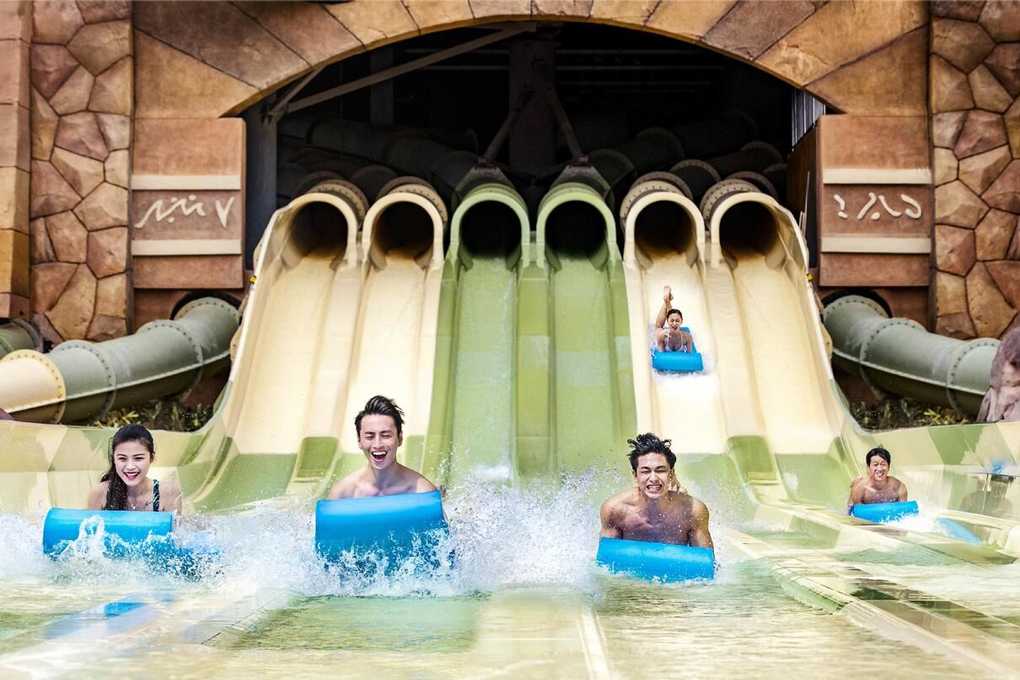 The vast Aquaventure waterpark includes waterslides that pass through the aquarium