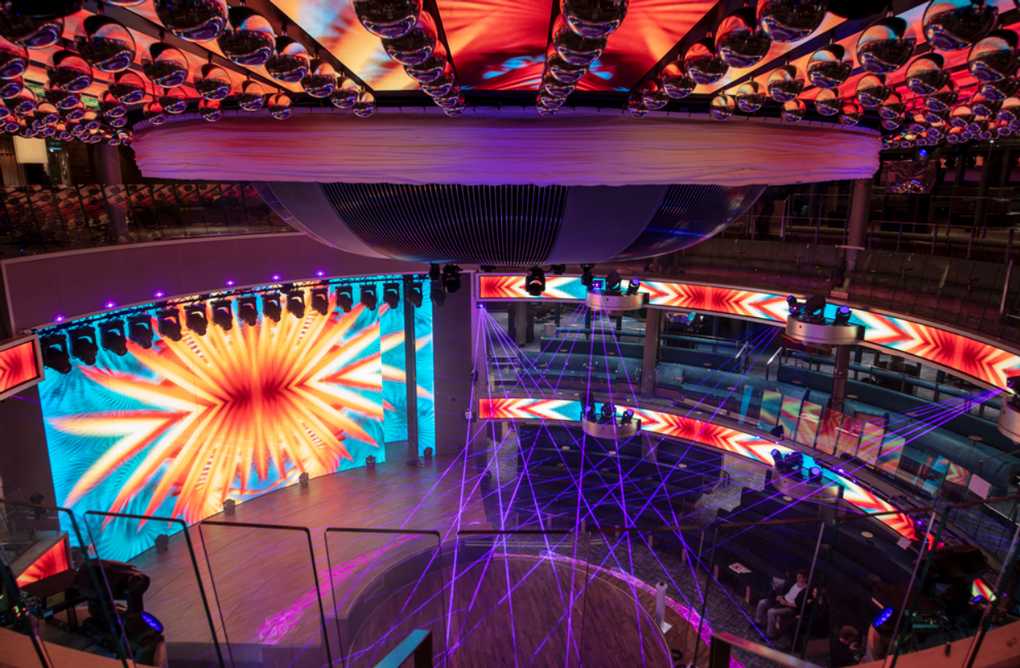 The Theatrium with the 360° stage on the AIDAnova © AIDA Cruises