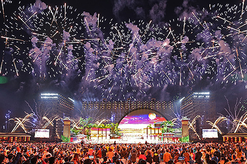 The festival featured a 60m wide stage and large set, with a seated audience of 5000