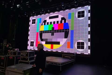 The screen was configured as a continuous 8m-wide by 5m-high surface upstage