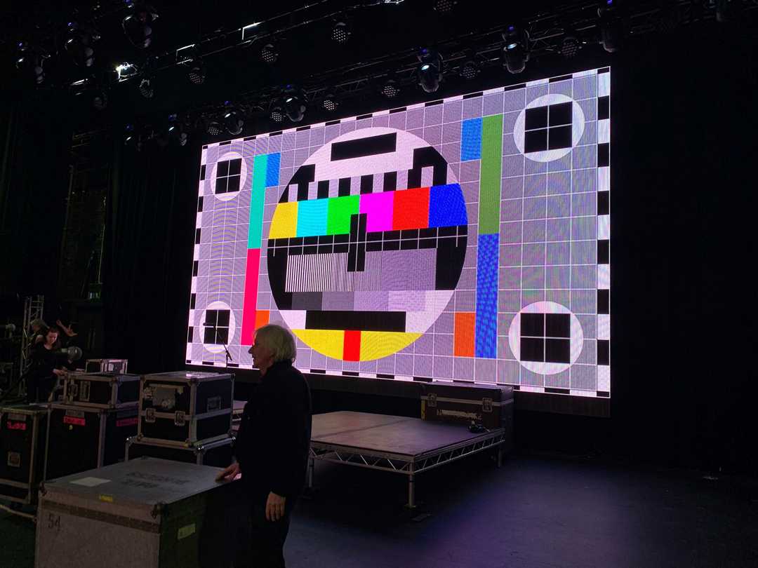 The screen was configured as a continuous 8m-wide by 5m-high surface upstage