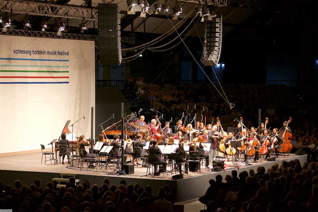 The violinist was accompanied by the Schleswig-Holstein Festival Orchestra