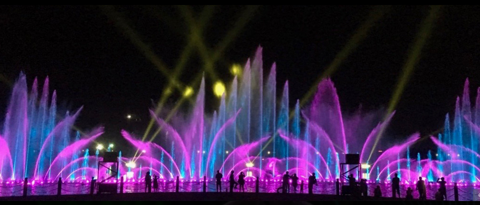 Two times each night, the lake comes alive with lighting, lasers, mist, flames and fountains (photo: Theo Cox)