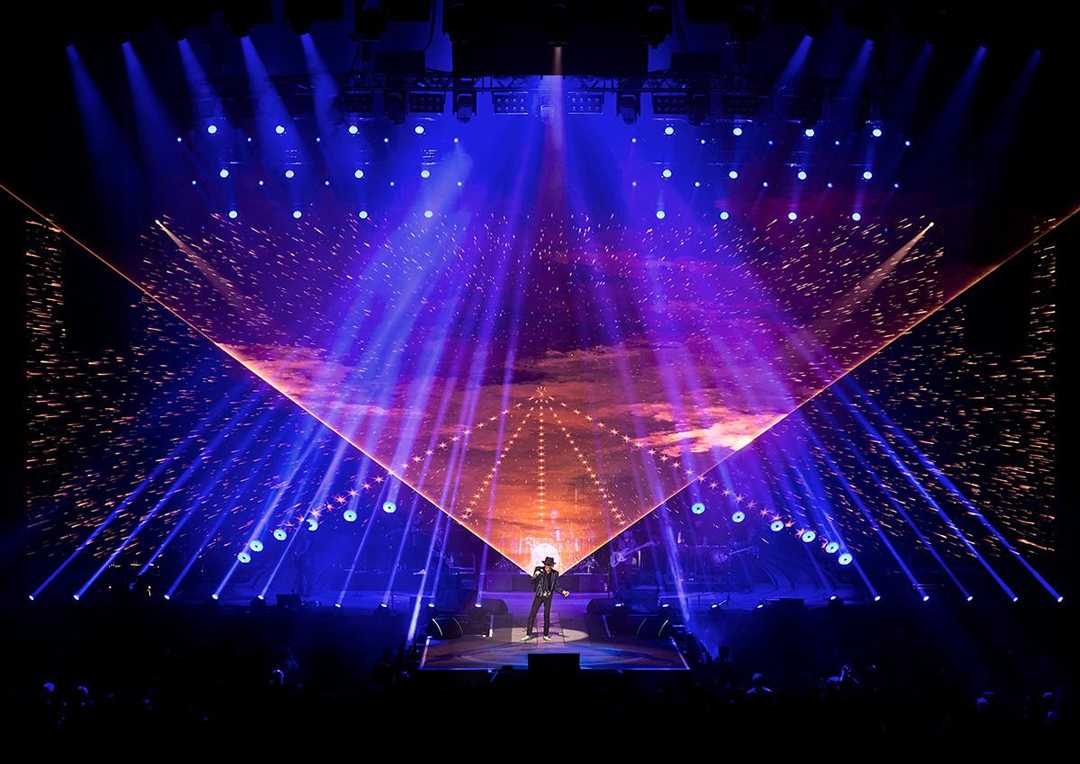 Lighting designer Günter Jäckle has included 22 VL6000 Beams from Vari-Lite in his touring rig