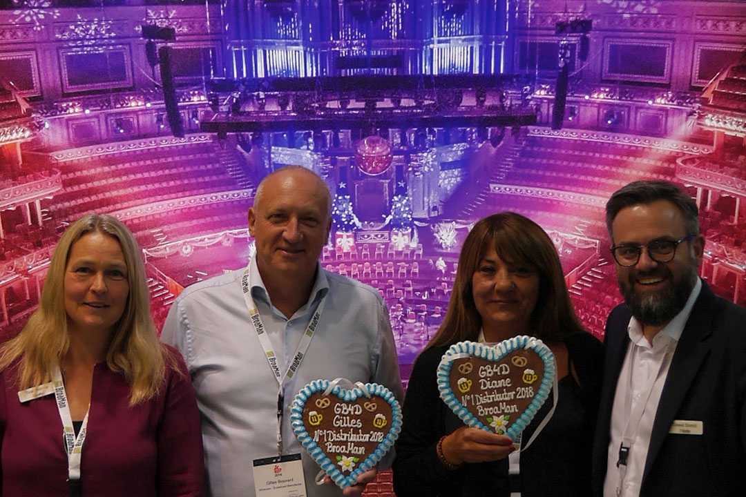 Tine Helmle (BroaMan), Gilles Bouvard (GB4D), Diane Hivert (GB4D) and Dawid Somló (BroaMan) with the BroaMan distributor award