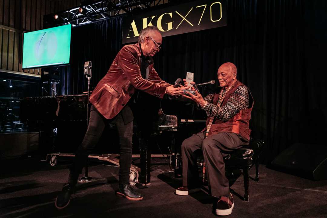 Quincy Jones receives his award
