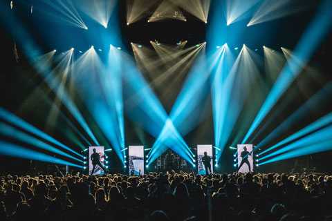 The tour wraps in mid-December at the 20,000-capacity Bridgestone Arena in Nashville (photo: David Lehr)