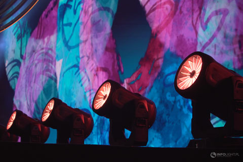 A series of 26 TurboRay fixtures were positioned on stage