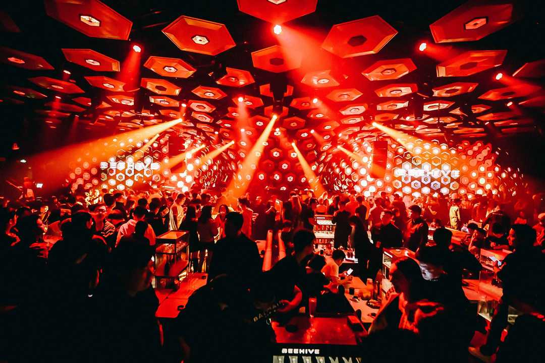 The honeycomb theme is repeated throughout the entire club interior (© Beehive, courtesy The Art of Light)