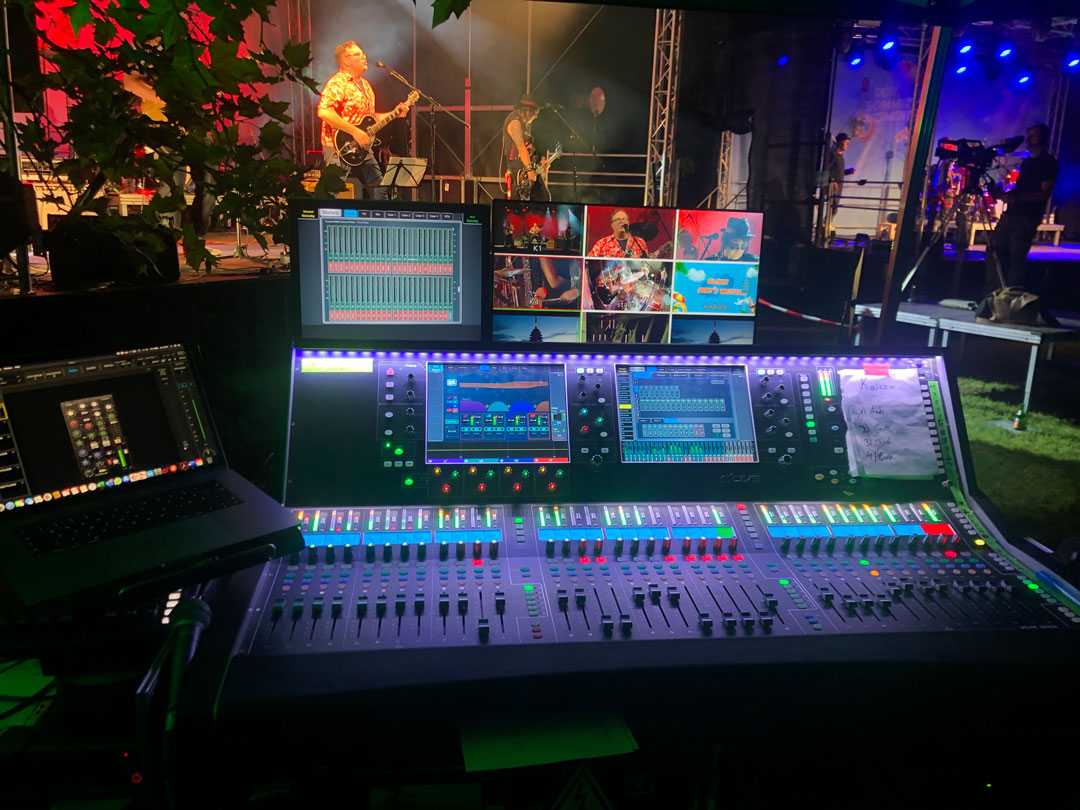The dLive S7000 Surface mixing monitors for Dein Sommermoment
