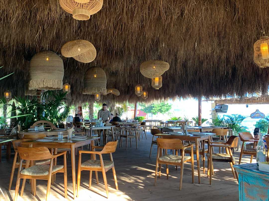 Blackline X15 and four X210 subwoofers were installed in the beach bar and in the restaurant