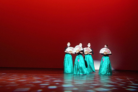 Robert Juliat Arthur spreads it even beam on Korean Dance Addicts’ production of HoJeopmu (© Korean Dance Addicts)