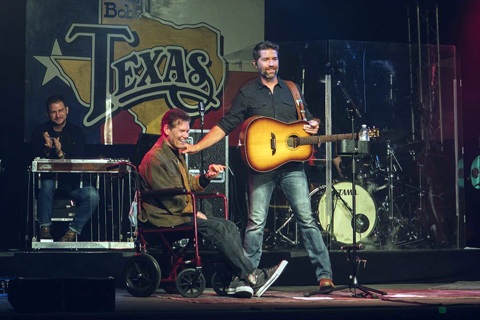 Josh Turner and Randy Travis on stage at Billy Bob’s