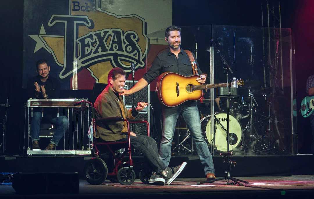Josh Turner and Randy Travis on stage at Billy Bob’s