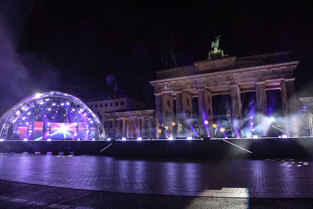 Instead of the traditional fireworks display, a stage light show with no audience took place (photo: 0liver Walterscheid)