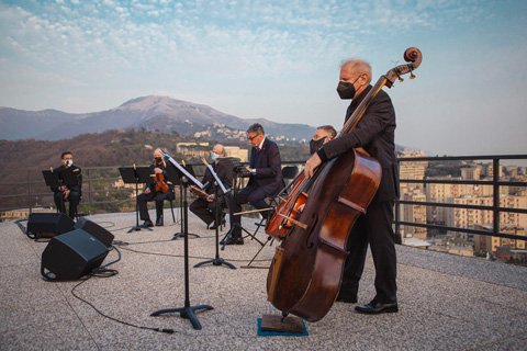 Sergio Castellitto was accompanied by a string quintet from the Carlo Felice Theatre