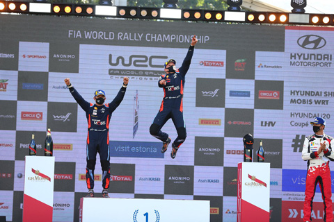 The winning drivers celebrate (photo: Margus Vaher)