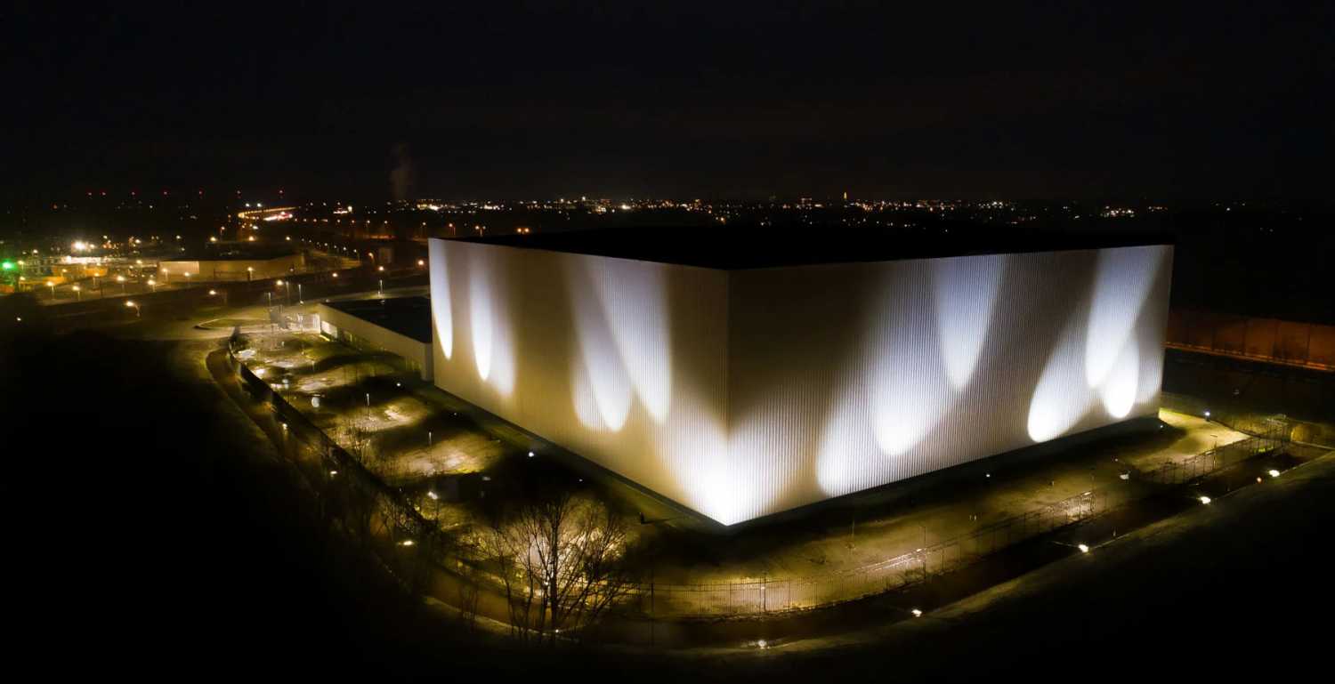 The art installation, which debuted on 20 January 2021, is visible every morning and evening (photo: Rijksmuseum/Cris Langemeijer)