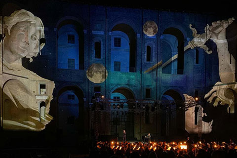 The production was staged in the courtyard of Palazzo Farnese in Piacenza