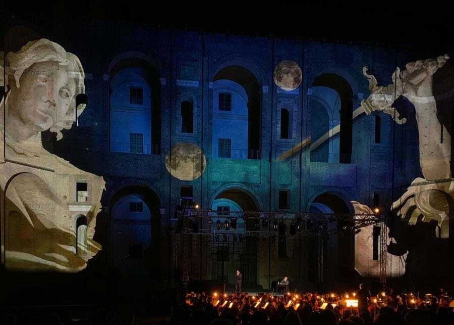 The production was staged in the courtyard of Palazzo Farnese in Piacenza