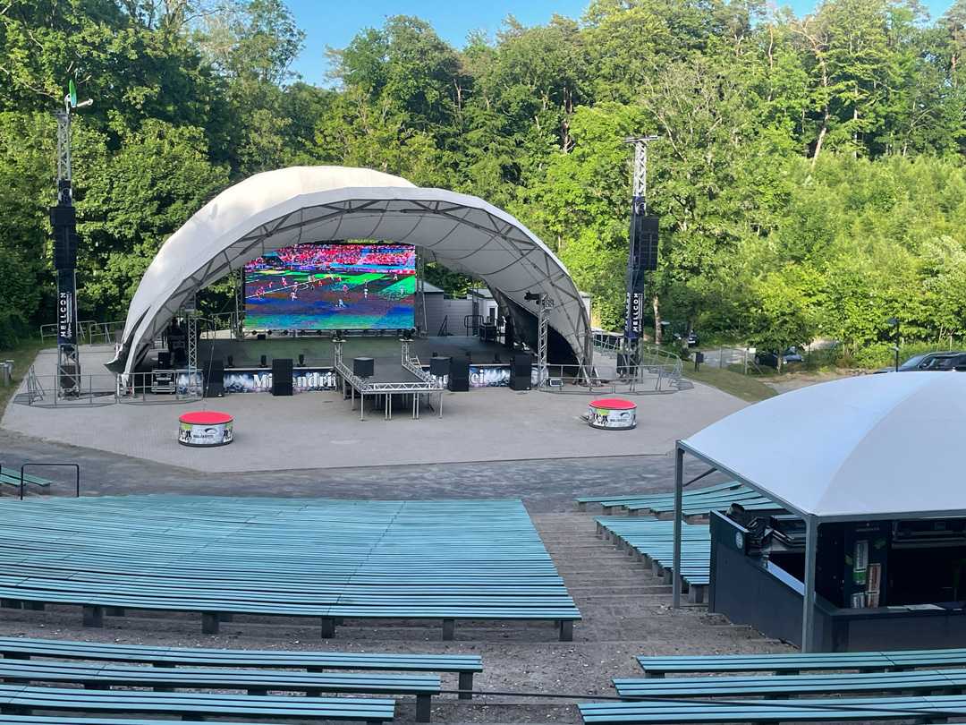 Contributing to the atmosphere at Waldbühne Rügen is a truss-mounted LED video wall